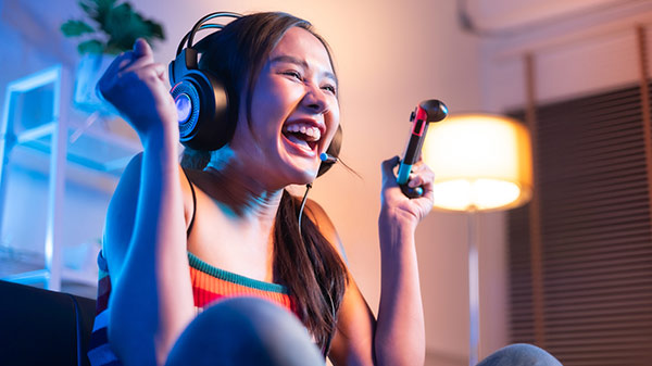 une femme tenant une manette de jeu